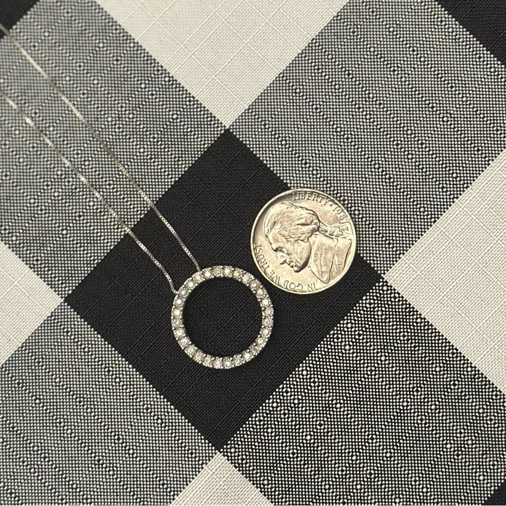 Elegant 14k White Gold Circle Diamond Pendant Necklace